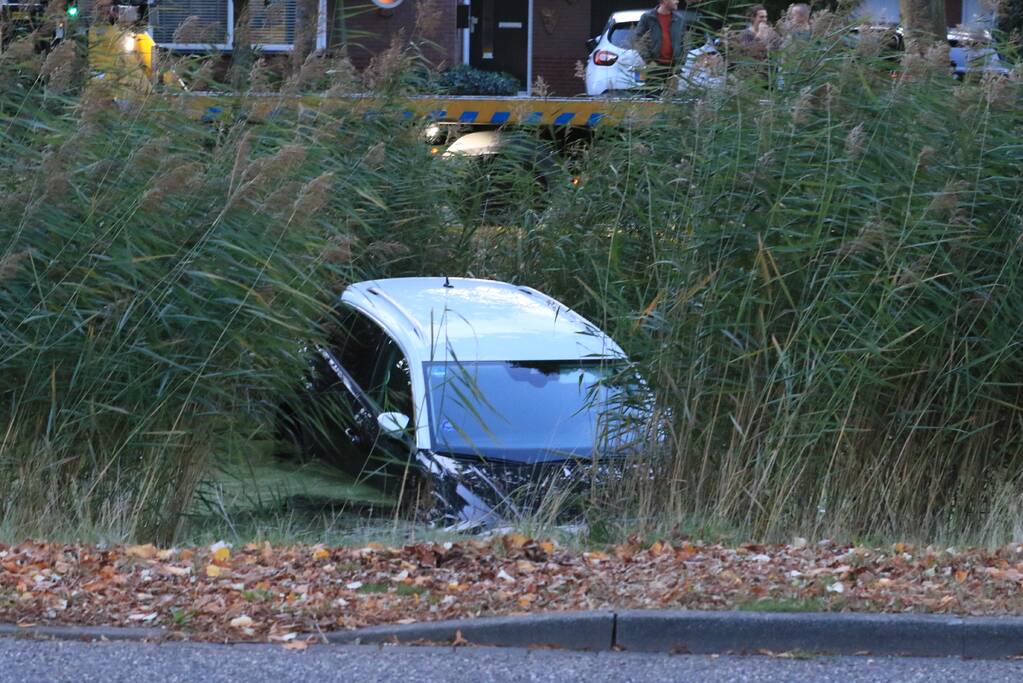 Auto rolt het water in