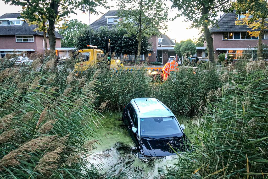 Auto rolt het water in