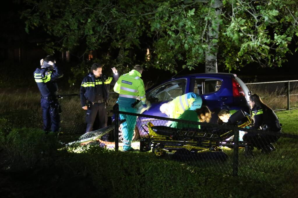 Automobilist verliest macht over het stuur en raakt boom