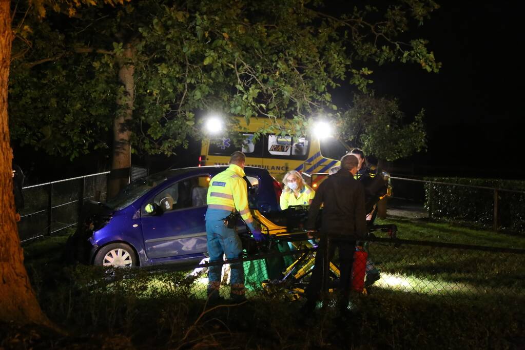 Automobilist verliest macht over het stuur en raakt boom