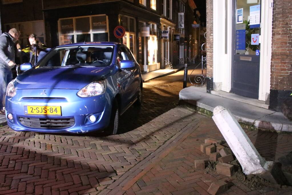 Automobilist parkeert auto op paal