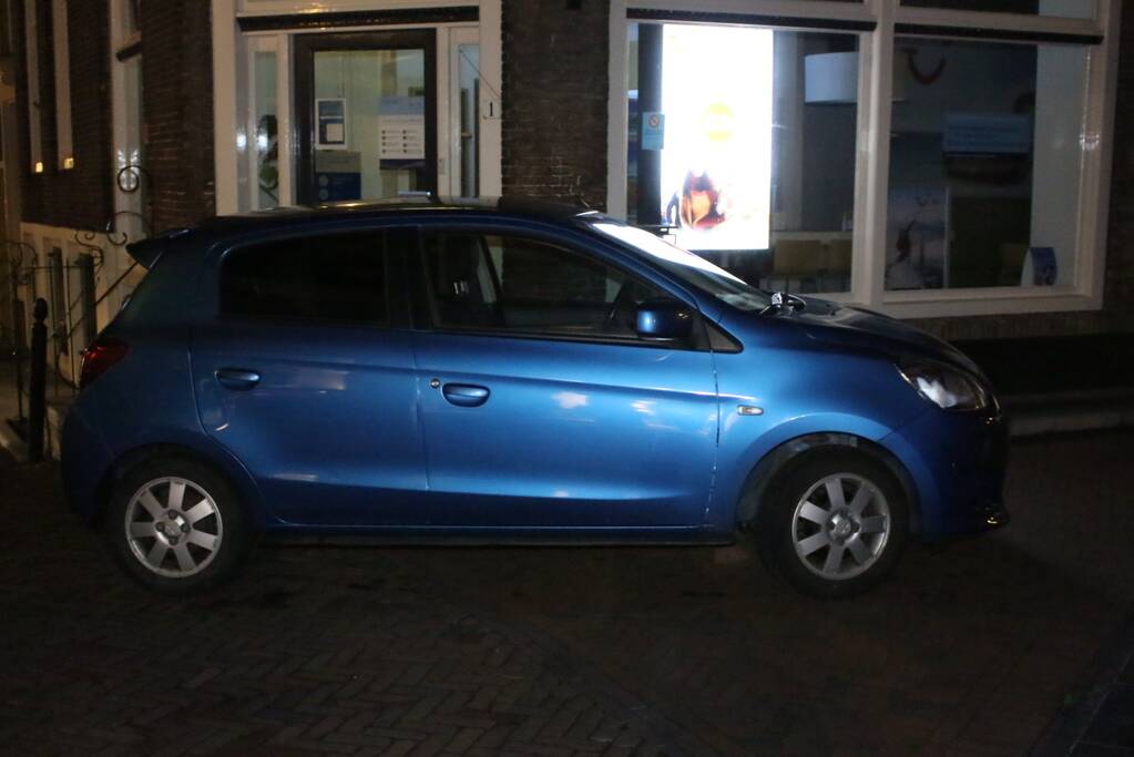 Automobilist parkeert auto op paal