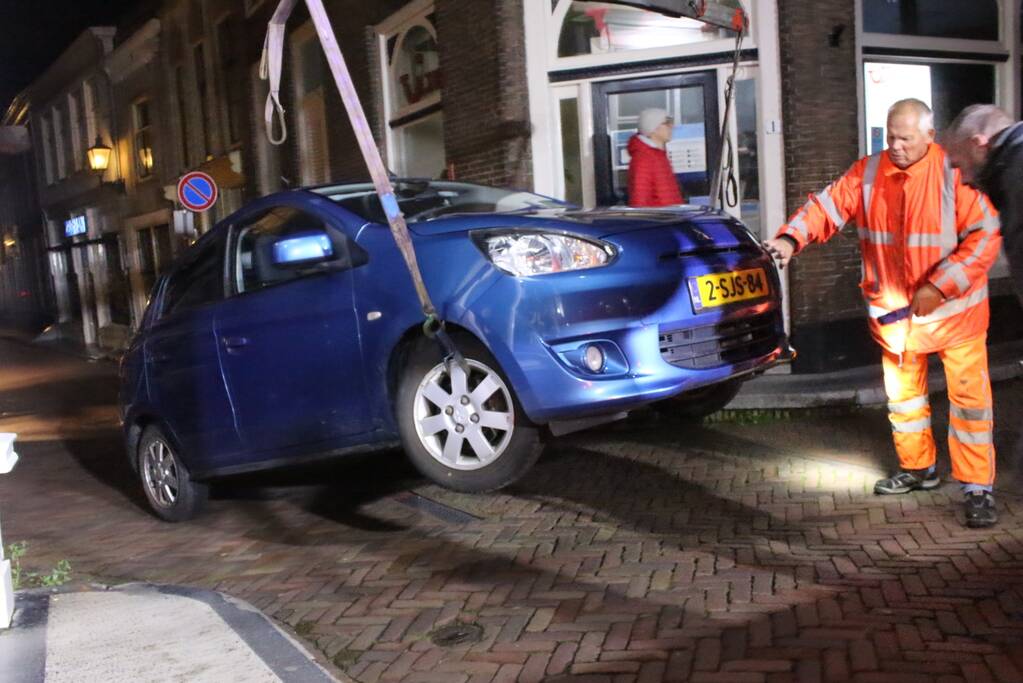 Automobilist parkeert auto op paal