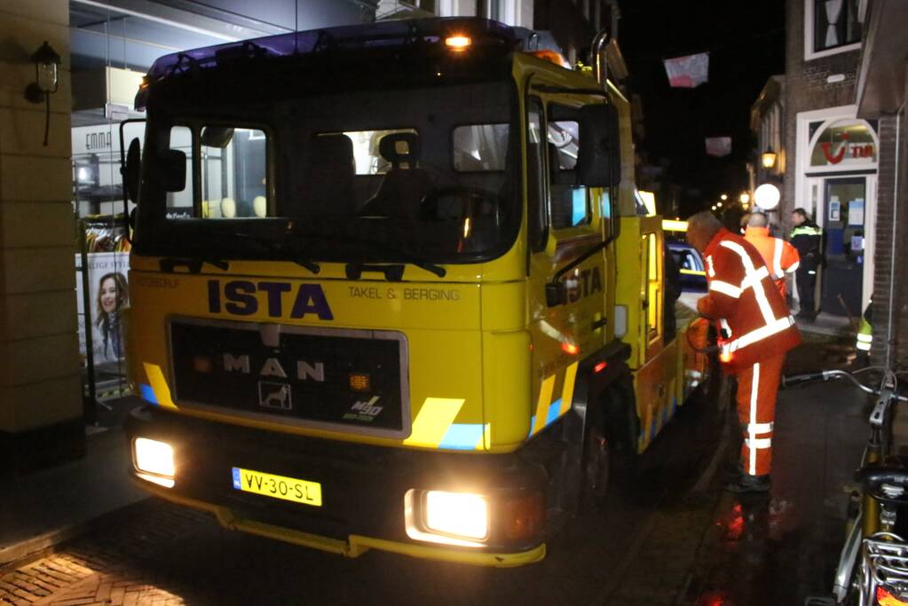 Automobilist parkeert auto op paal