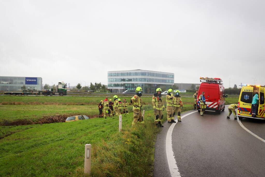 Auto vliegt uit de bocht en belandt in sloot naast oprit