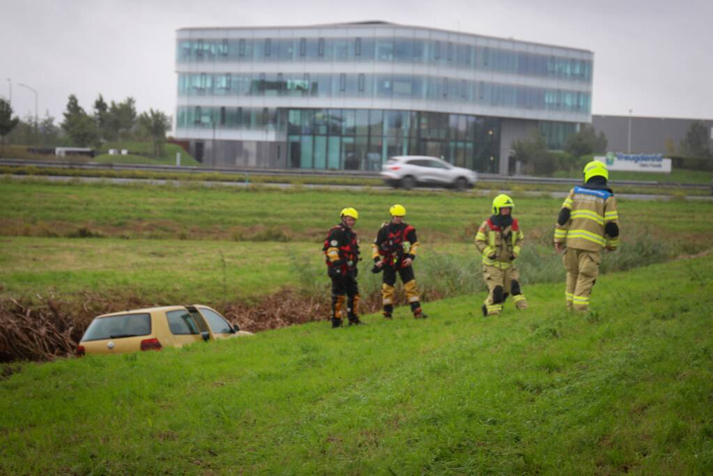 Auto vliegt uit de bocht en belandt in sloot naast oprit