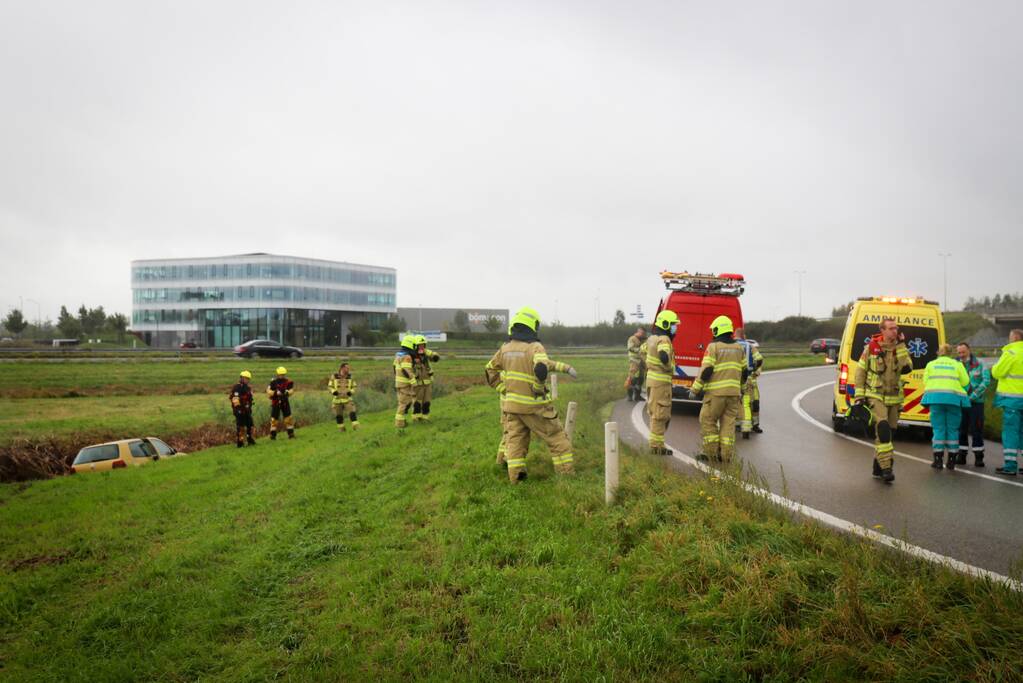 Auto vliegt uit de bocht en belandt in sloot naast oprit