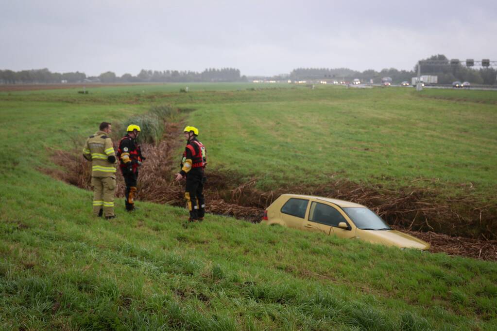 Auto vliegt uit de bocht en belandt in sloot naast oprit