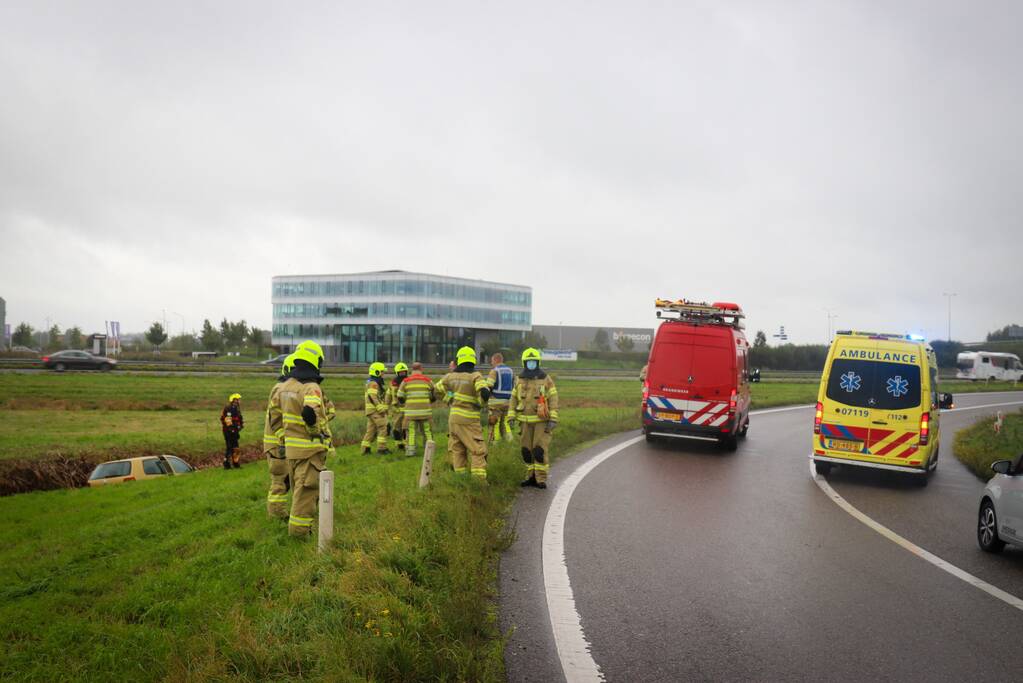 Auto vliegt uit de bocht en belandt in sloot naast oprit