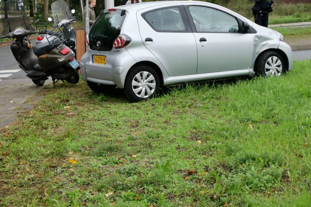 Scooterrijder gewond bij botsing met afslaande auto