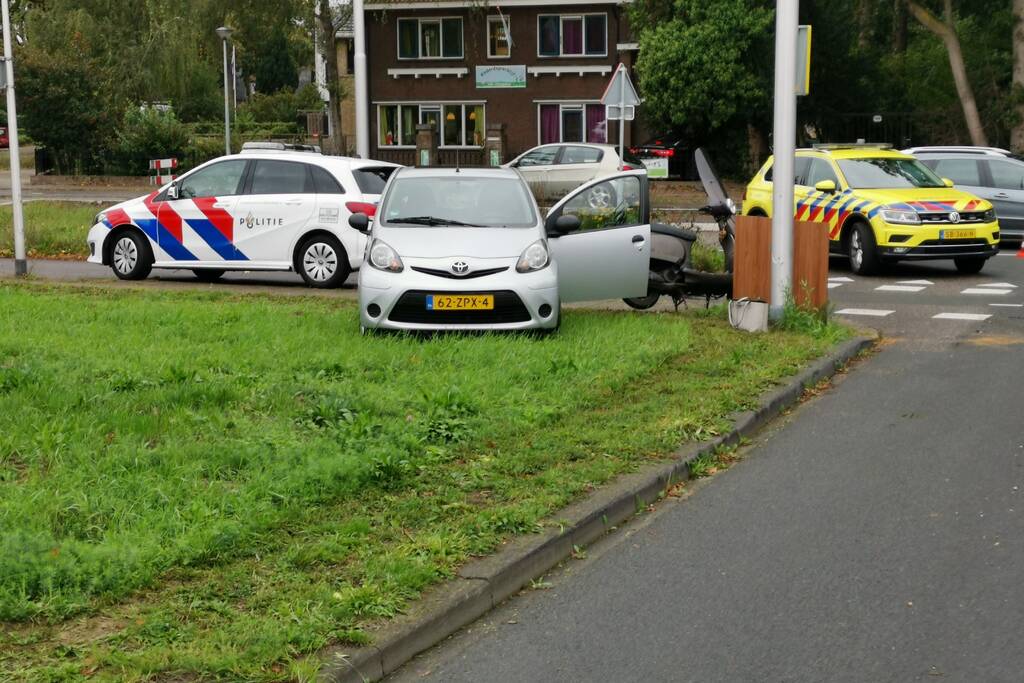 Scooterrijder gewond bij botsing met afslaande auto