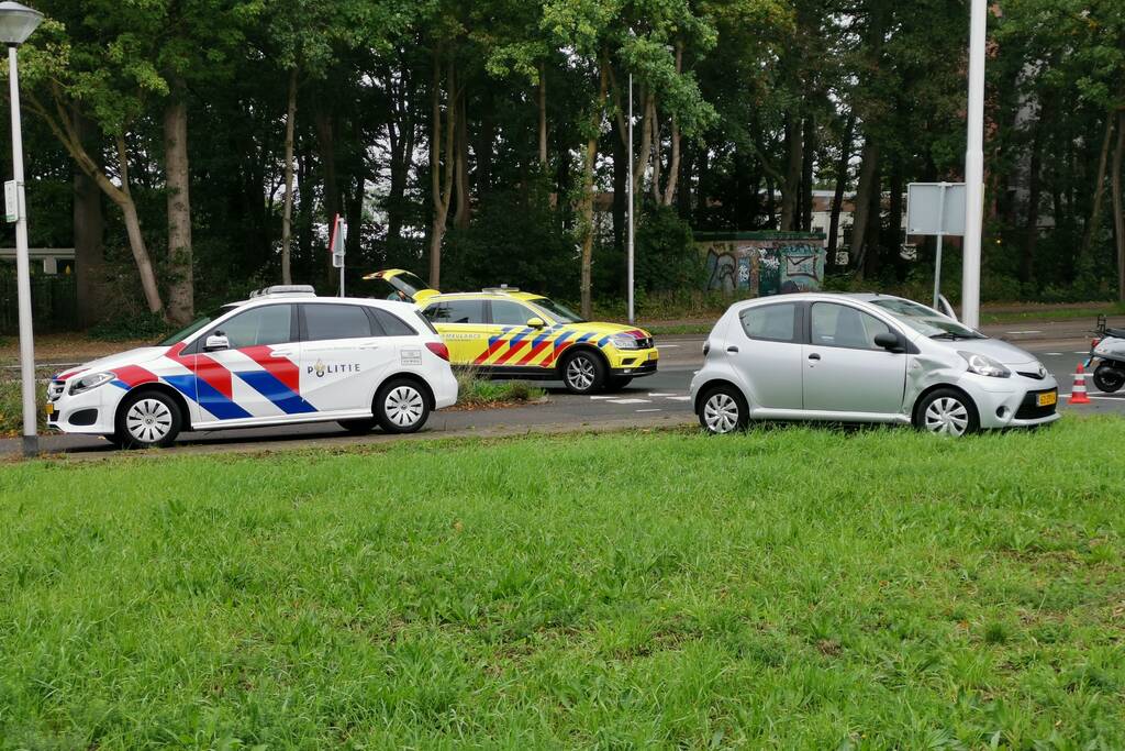 Scooterrijder gewond bij botsing met afslaande auto