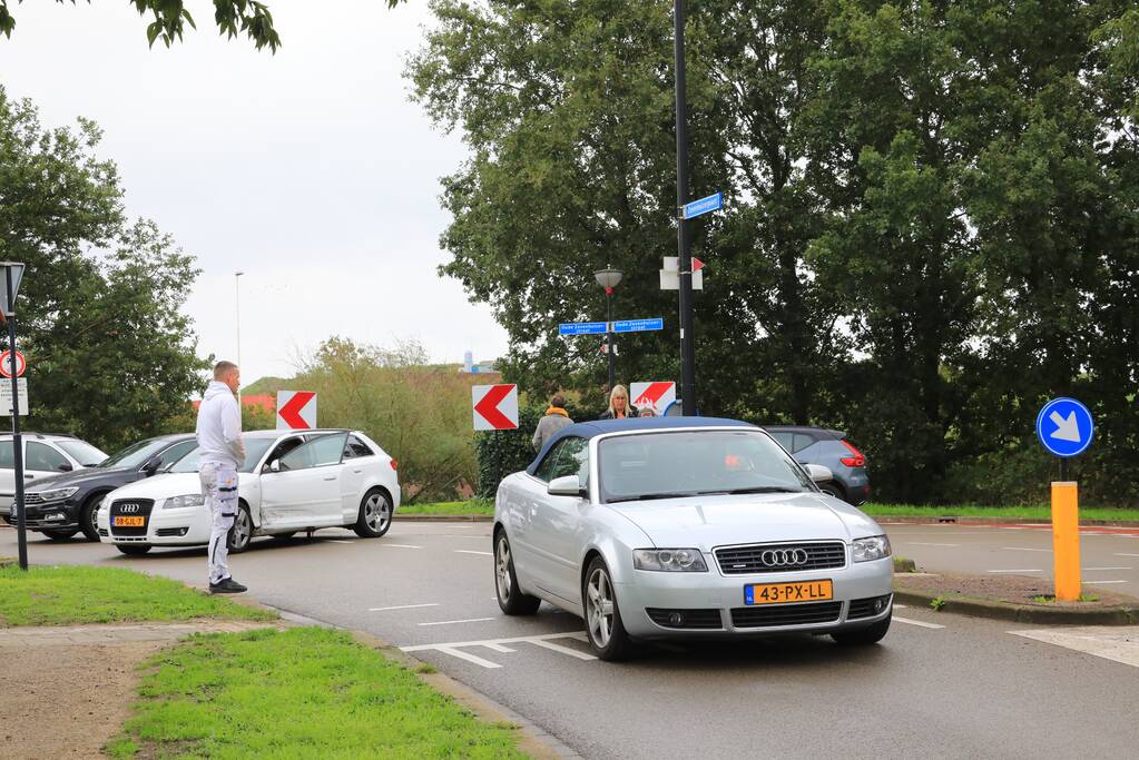 Schade bij aanrijding tussen twee auto's op kruising