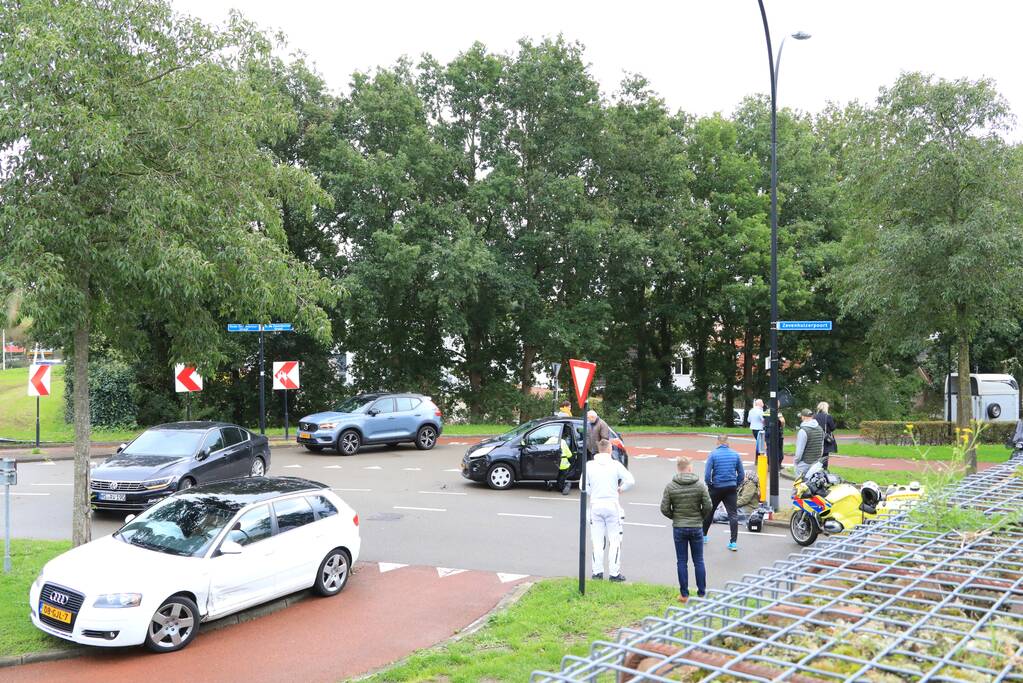 Schade bij aanrijding tussen twee auto's op kruising