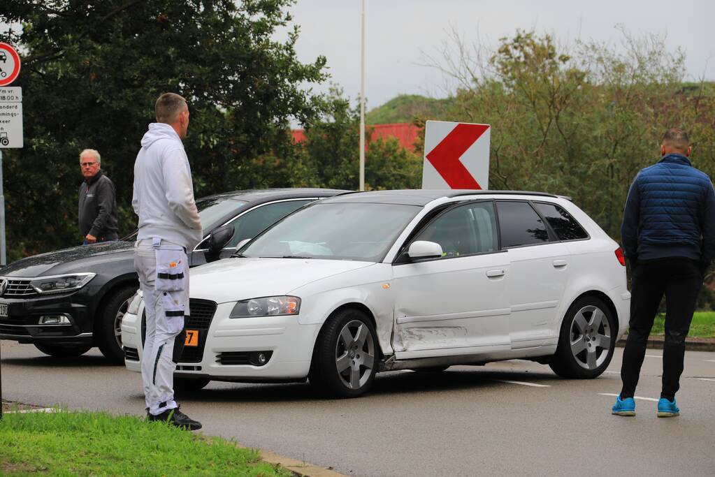 Schade bij aanrijding tussen twee auto's op kruising