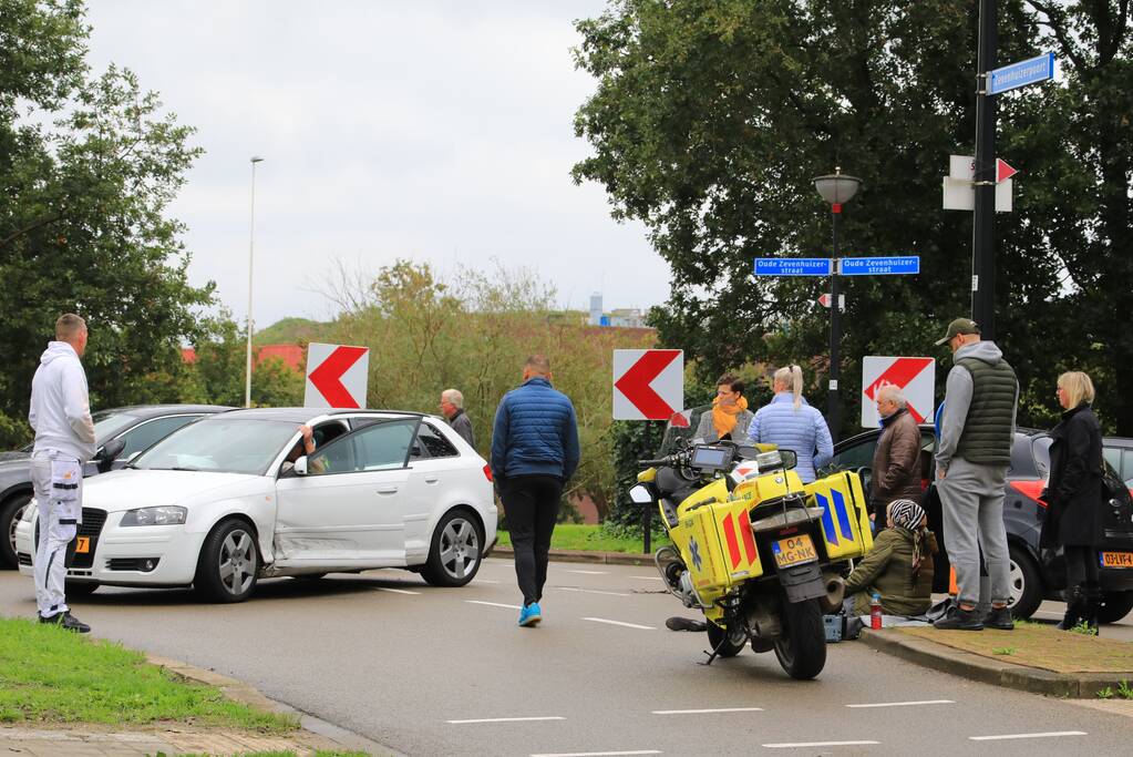 Schade bij aanrijding tussen twee auto's op kruising