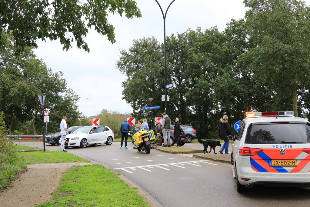Schade bij aanrijding tussen twee auto's op kruising