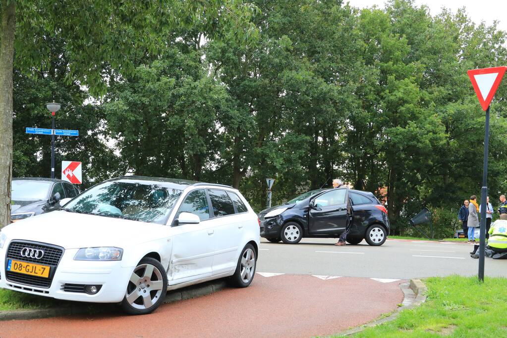 Schade bij aanrijding tussen twee auto's op kruising