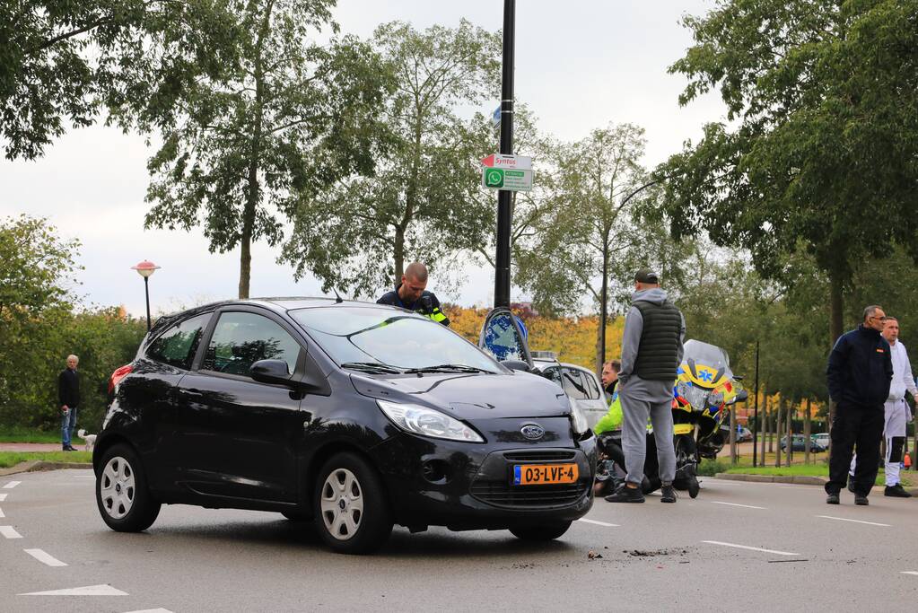 Schade bij aanrijding tussen twee auto's op kruising