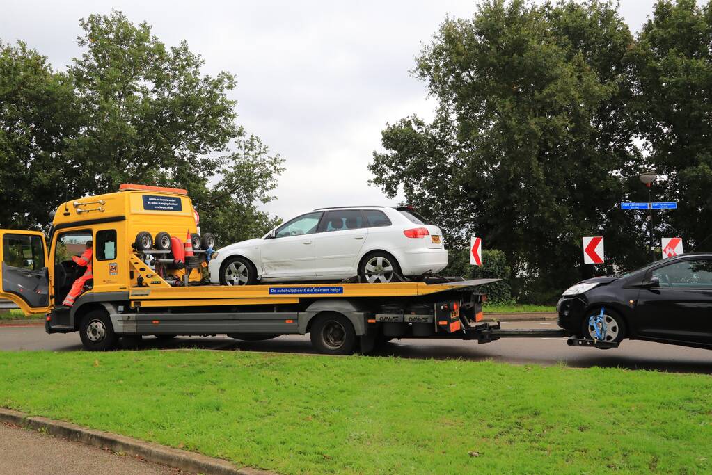 Schade bij aanrijding tussen twee auto's op kruising