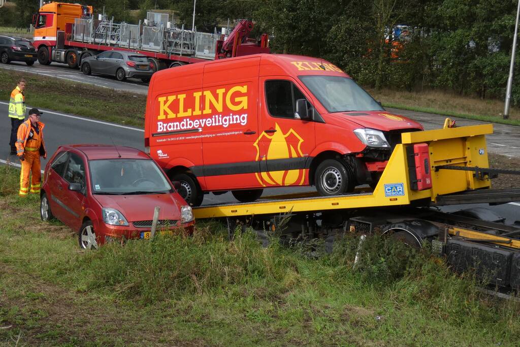 Twee bestelbussen botsen op oprit