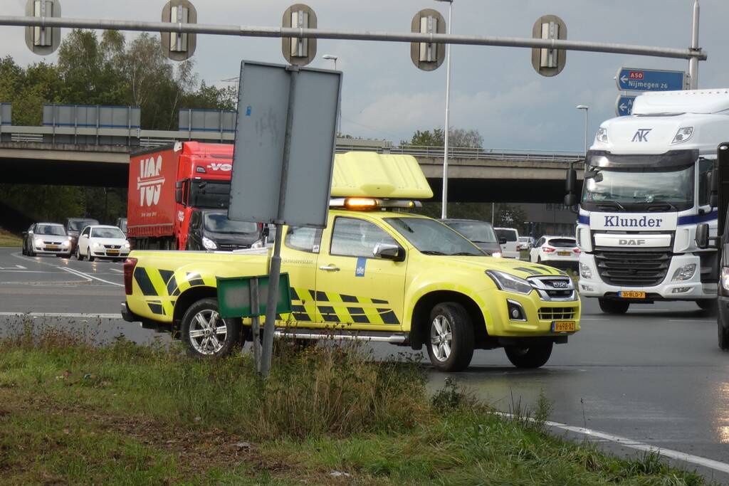 Twee bestelbussen botsen op oprit