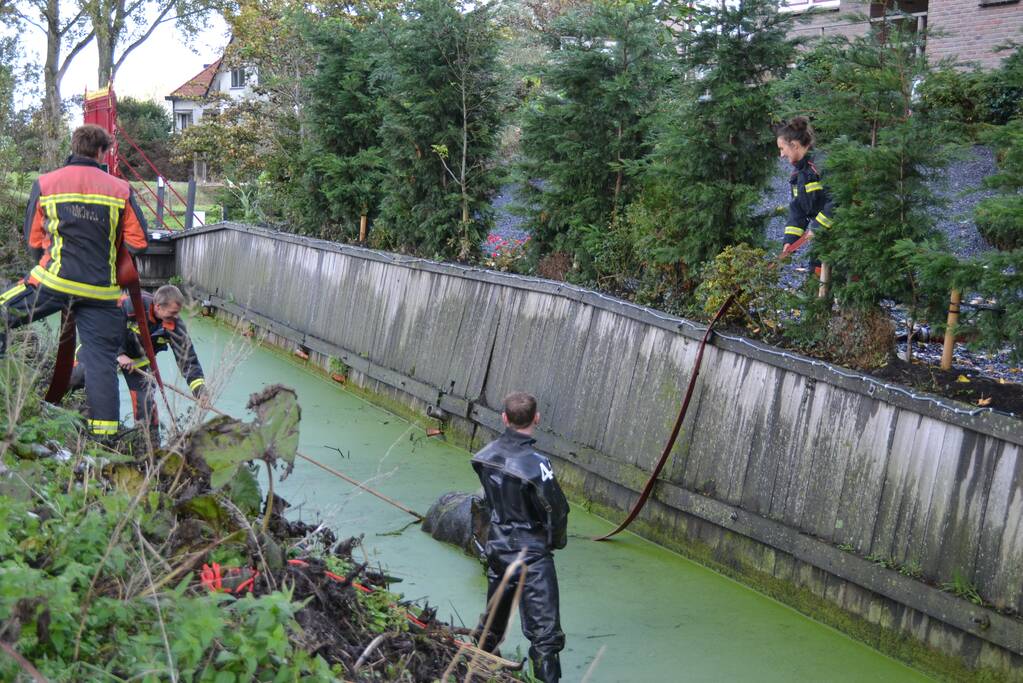 Paard met man en macht uit de sloot getrokken
