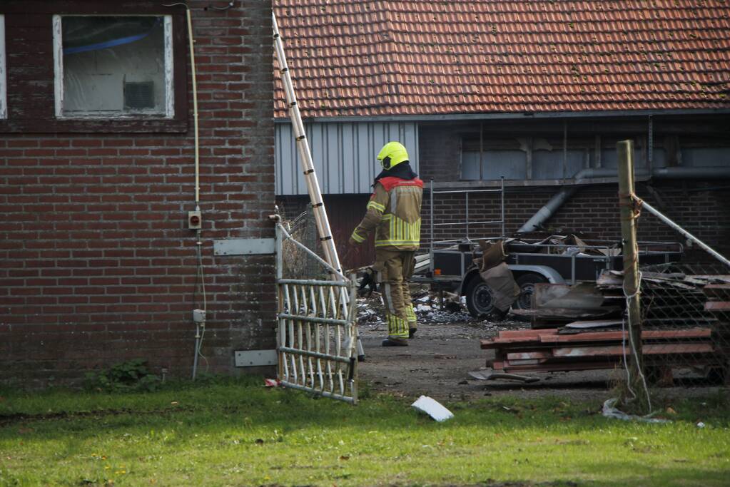 Brand tussen twee stallen geblust met emmers water