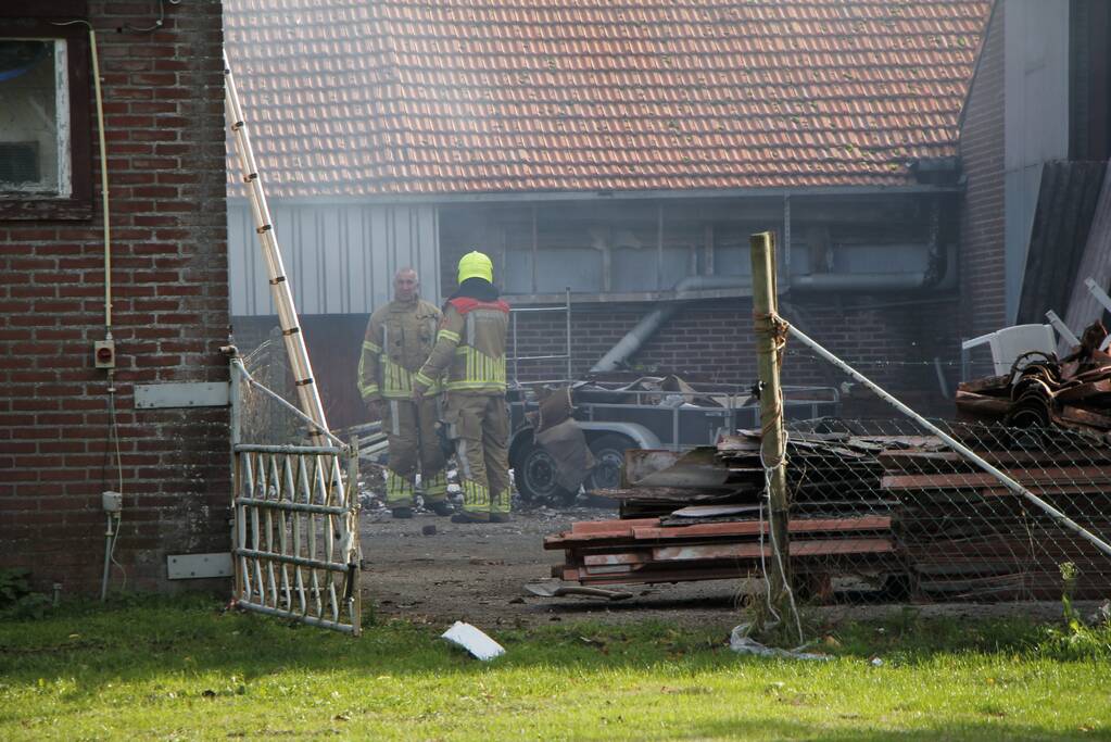 Brand tussen twee stallen geblust met emmers water