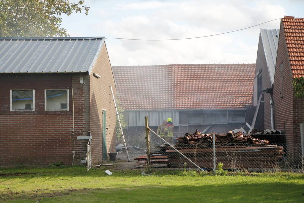Brand tussen twee stallen geblust met emmers water