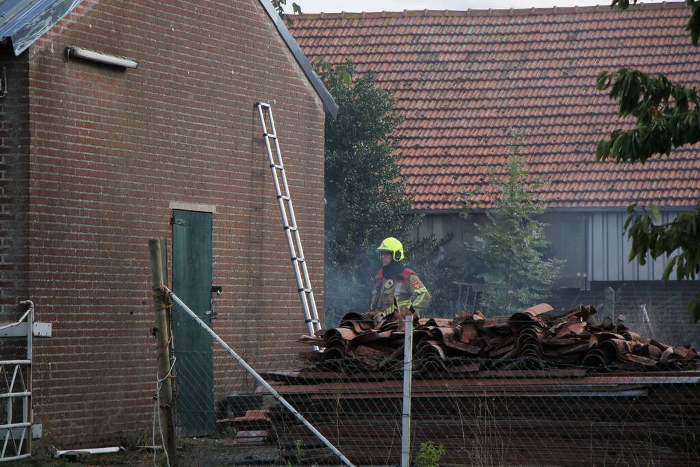Brand tussen twee stallen geblust met emmers water