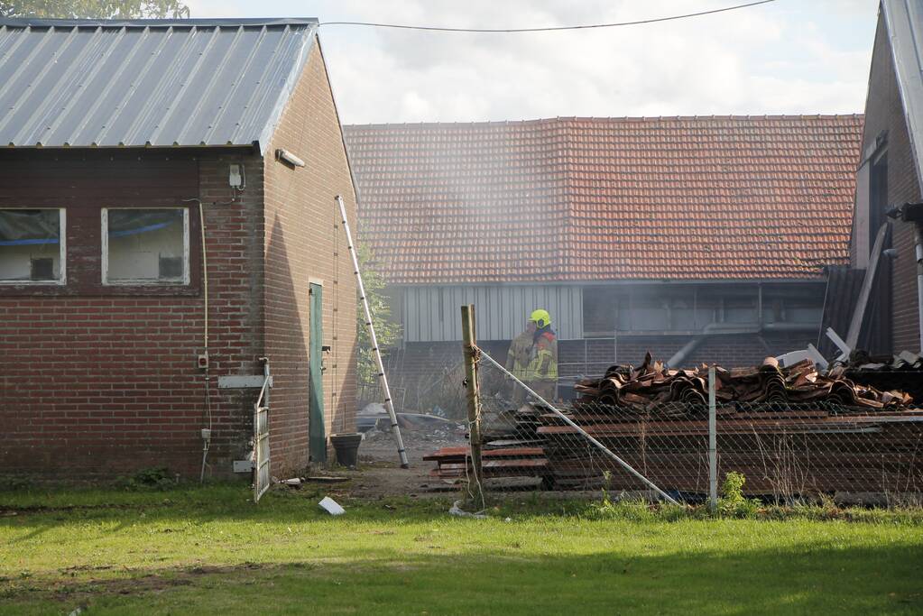 Brand tussen twee stallen geblust met emmers water