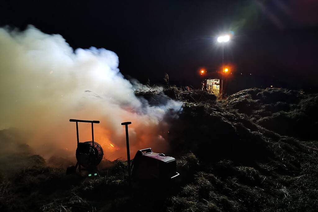 Brandweer laat brand oplaaien