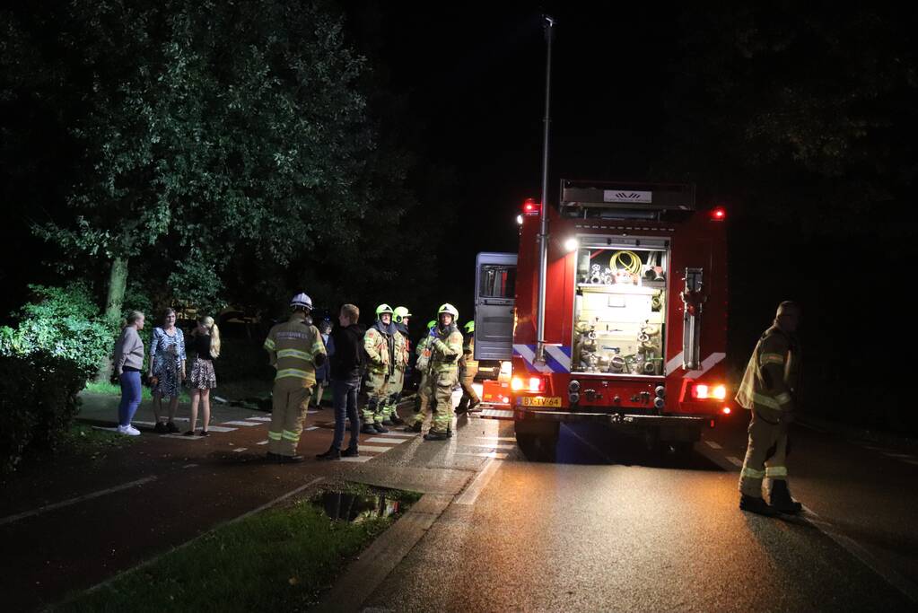 Auto rijdt heg in na botsing