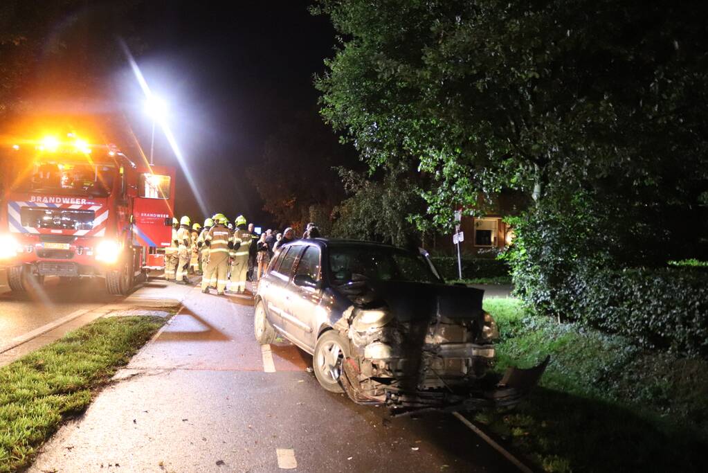 Auto rijdt heg in na botsing
