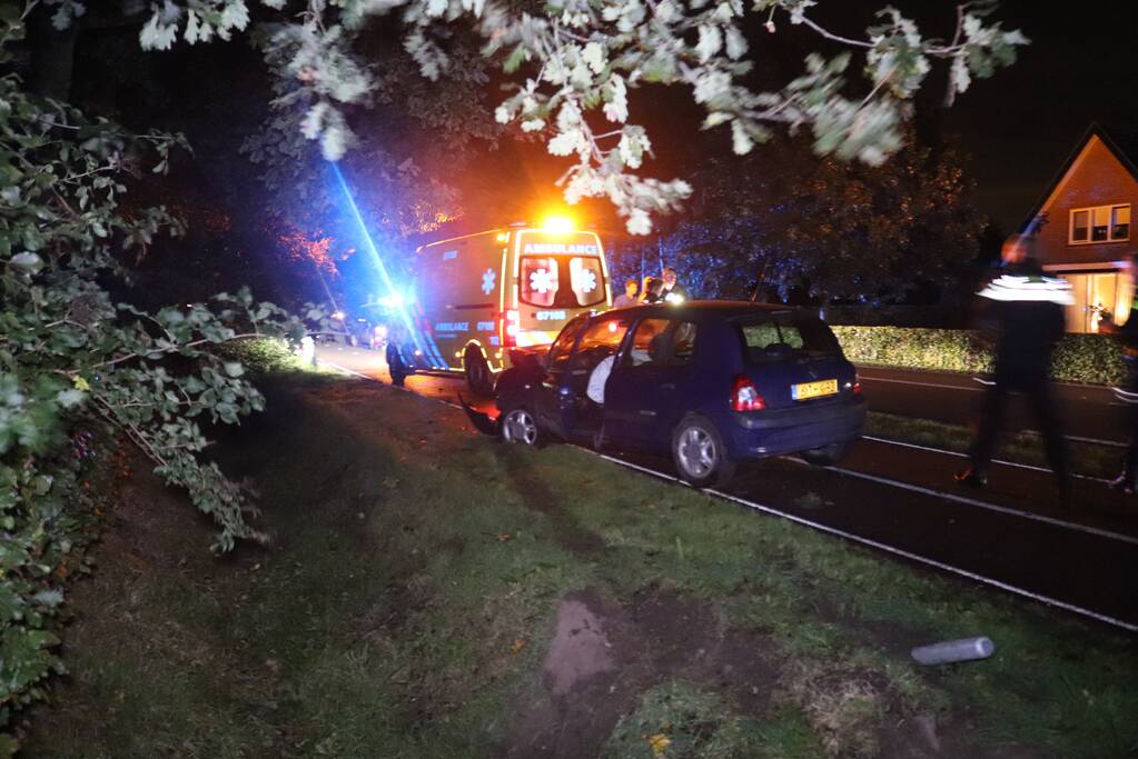 Auto rijdt heg in na botsing