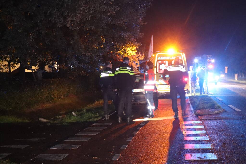 Auto rijdt heg in na botsing