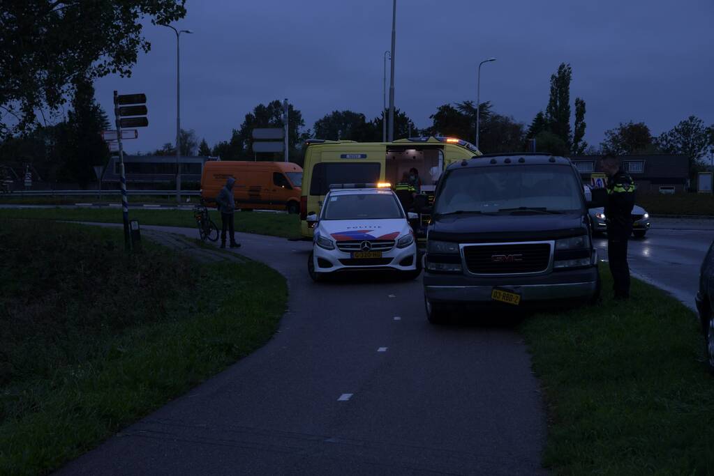 Overstekende fietser ziet auto over het hoofd