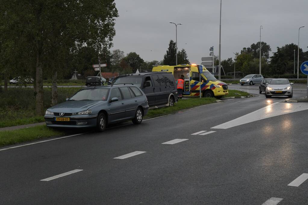 Overstekende fietser ziet auto over het hoofd