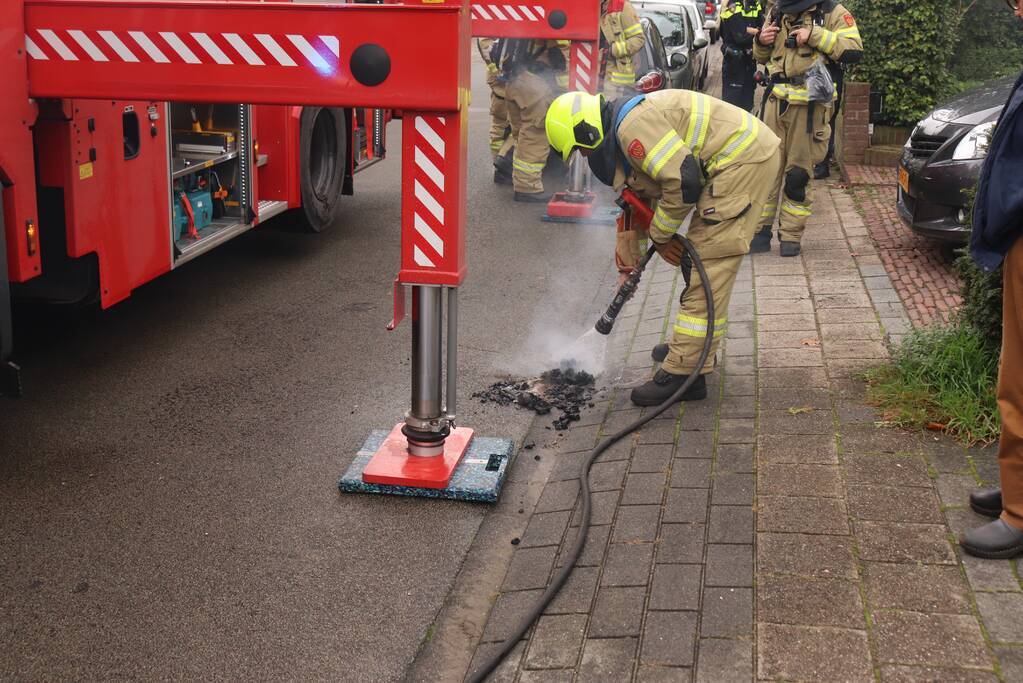 Schoorsteen kap gedemonteerd na schoorsteenbrand