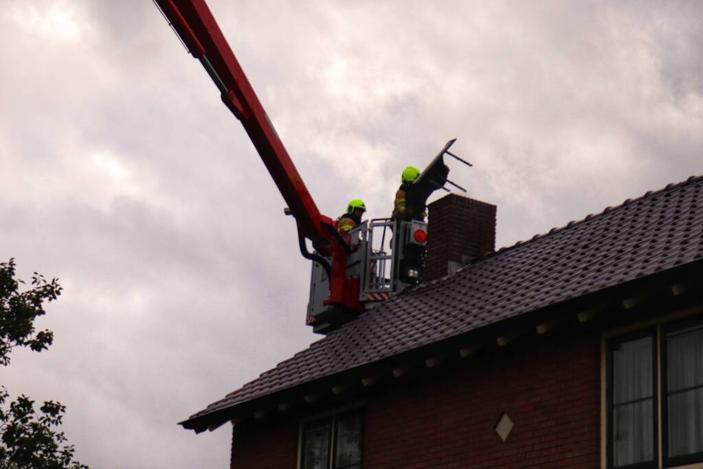 Schoorsteen kap gedemonteerd na schoorsteenbrand