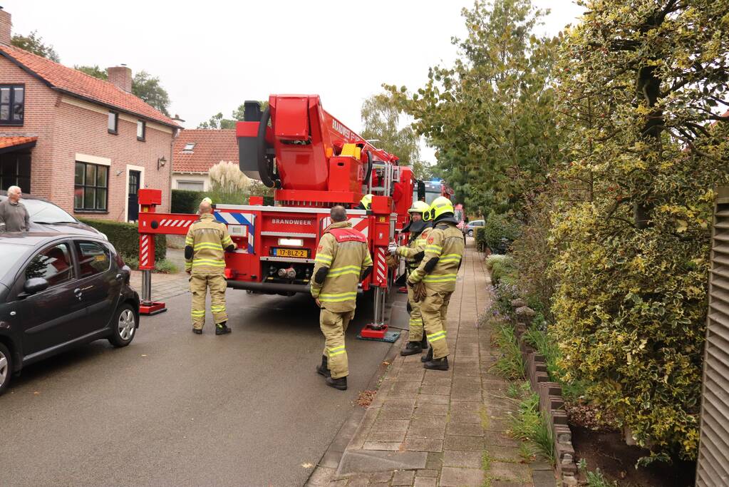 Schoorsteen kap gedemonteerd na schoorsteenbrand