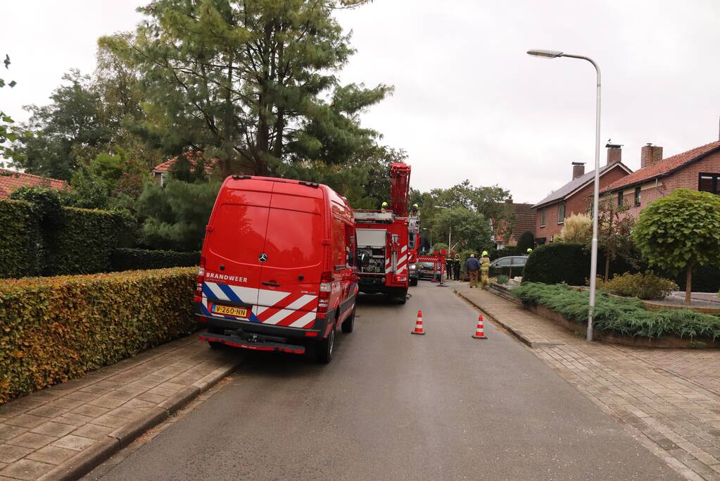 Schoorsteen kap gedemonteerd na schoorsteenbrand
