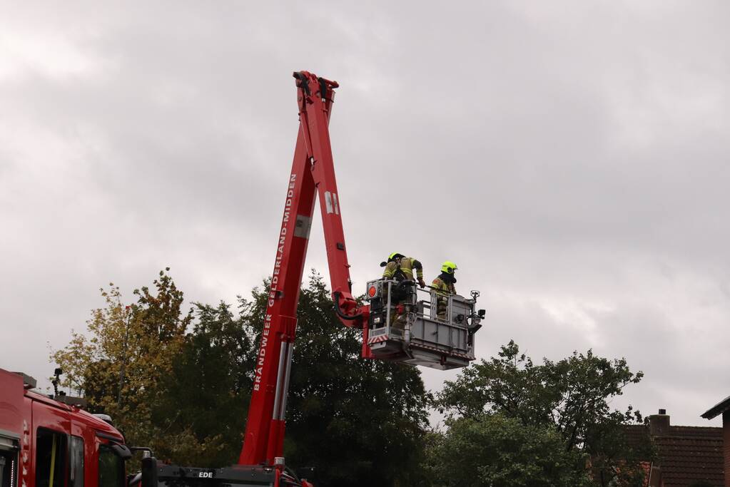Schoorsteen kap gedemonteerd na schoorsteenbrand