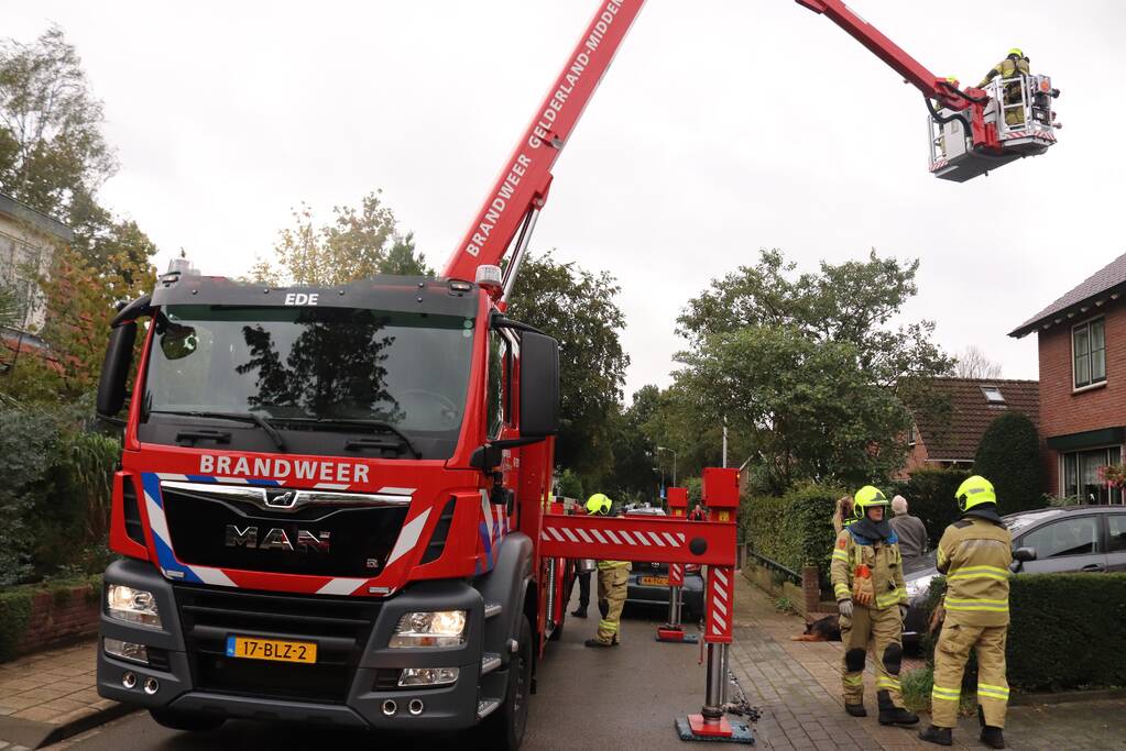 Schoorsteen kap gedemonteerd na schoorsteenbrand