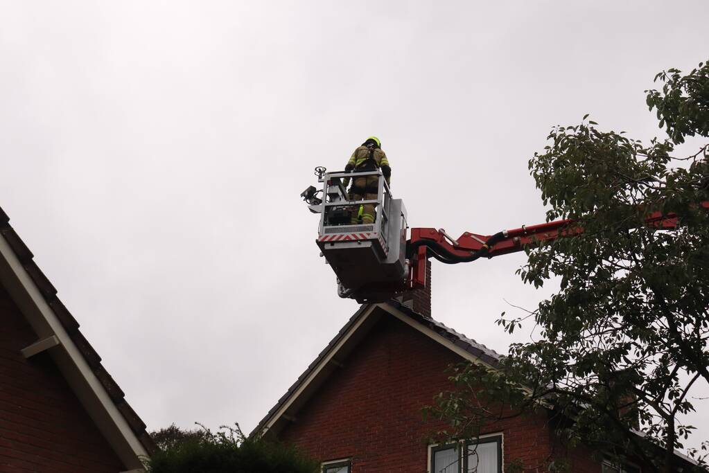 Schoorsteen kap gedemonteerd na schoorsteenbrand