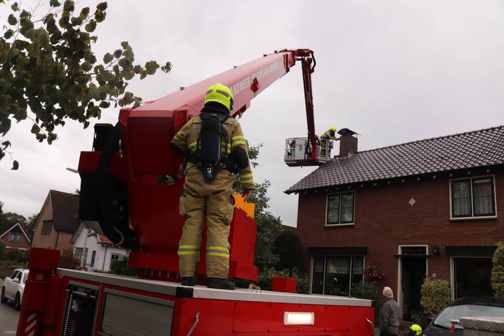 Schoorsteen kap gedemonteerd na schoorsteenbrand