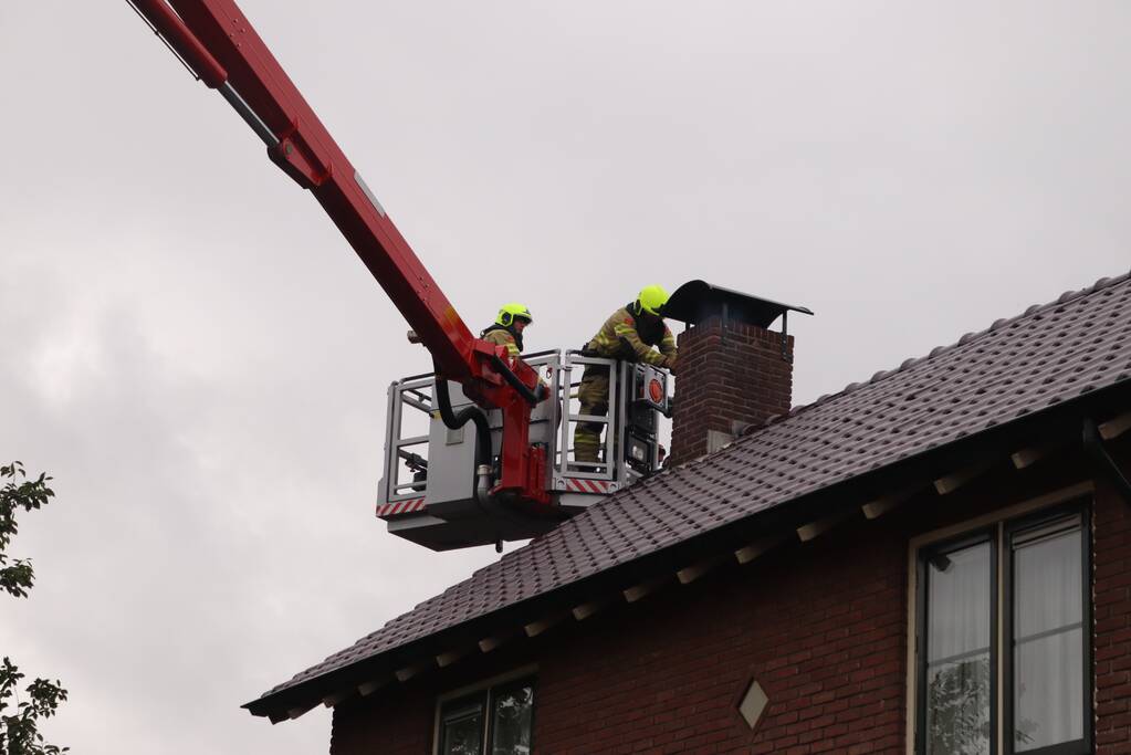 Schoorsteen kap gedemonteerd na schoorsteenbrand