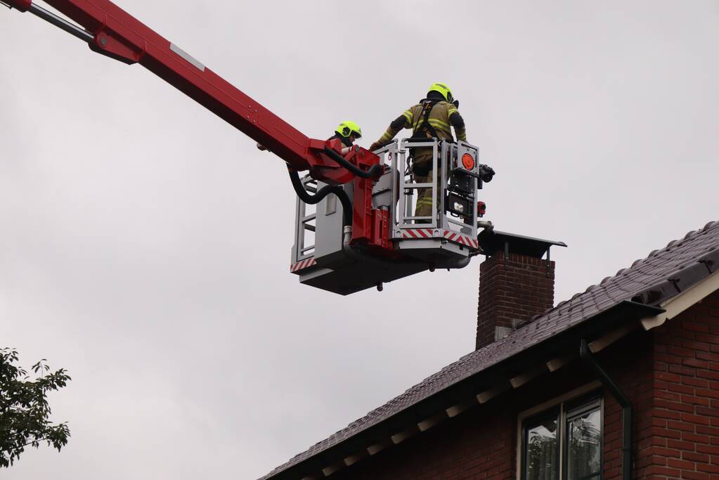 Schoorsteen kap gedemonteerd na schoorsteenbrand