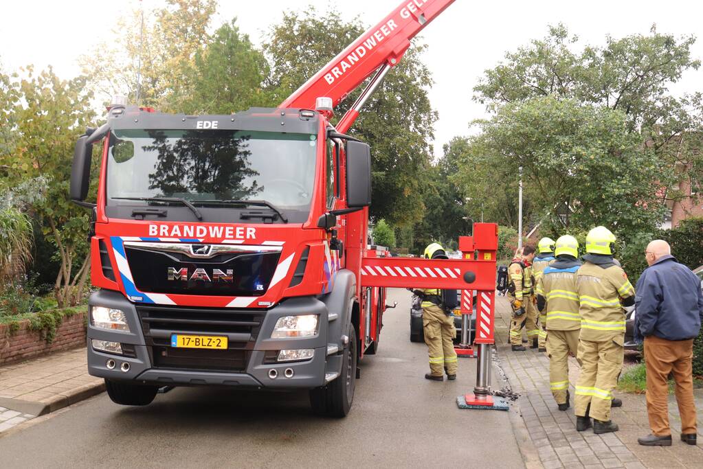 Schoorsteen kap gedemonteerd na schoorsteenbrand